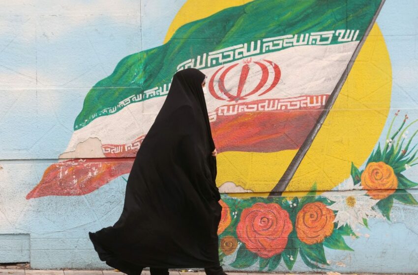  Irán ahorca a un joven y dispara contra las mujeres manifestantes