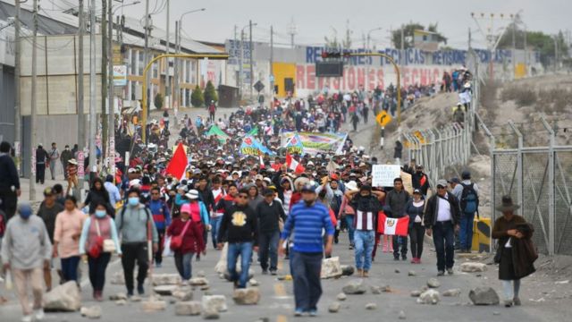 Manifestantes bloquean carretera en Arequipa, 12 de diciembre 2022.