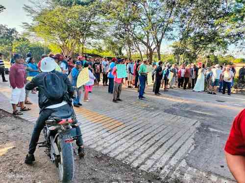  Comerciantes bloquean acceso a Chichén Itzá; las autoridades no los dejan trabajar, aseguran