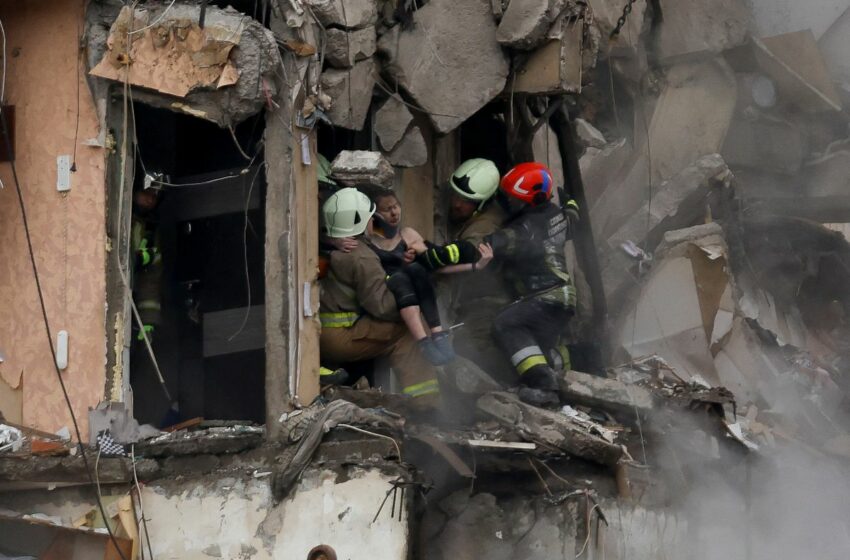  El bombardeo de un edificio de viviendas en Dnipró causa al menos 29 muertos