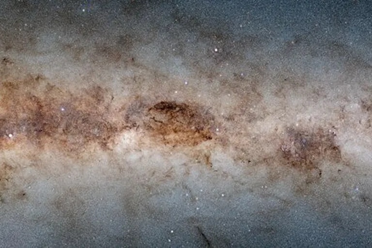  Capturan imágenes de millones de objetos celestes en la Vía Láctea
