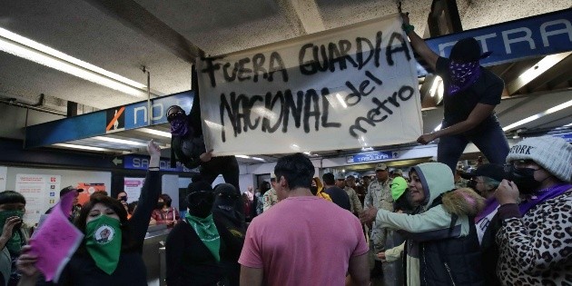  Metro CDMX: Feministas "liberan" paso a estaciones con dura protesta (FOTOS)