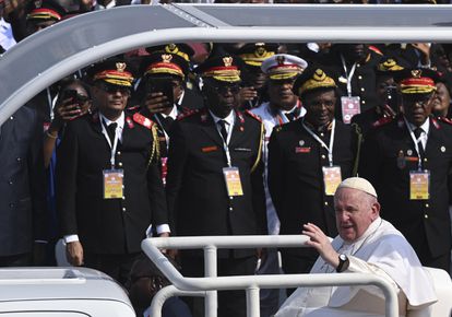 El Papa saluda a su llegada, antes de celebrar la Santa Misa, en la ciudad de Kinshasa este miércoles.