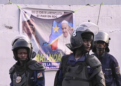 Unos agentes controlan la zona antes de la misa multitudinaria celebrada este miércoles en la capital congoleña, en la que se espera casi un millón de personas en medio de fuertes medidas de seguridad. 
