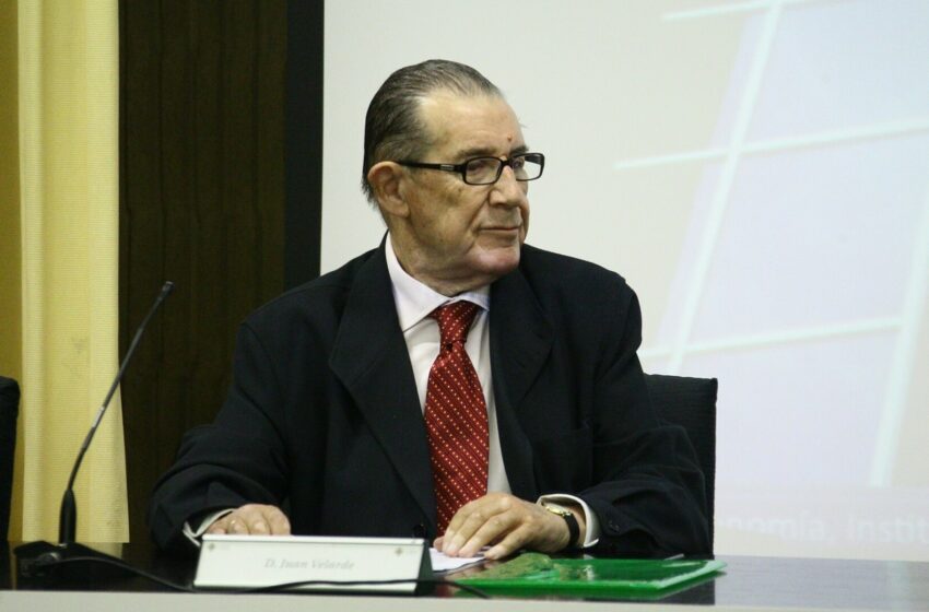  Muere el economista asturiano Juan Velarde a los 95 años
