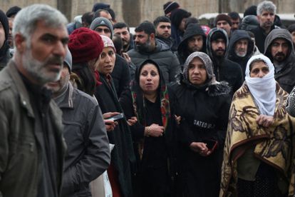 Vecinos de la localidad turca de Diyarbakir observaban las labores de búsqueda de supervivientes tras el seísmo. 