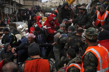 Los equipos de rescate sacaban el cuerpo de un niño de entre los escombros de un edificio de Hama, Siria. 