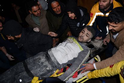 Un hombre era trasladado por los servicios de emergencia tras ser rescatado de un edificio en la ciudad de Diyarbakir (Turquía). 