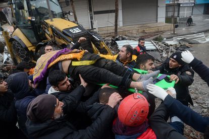 Personal de rescate, tras sacar a una persona de entre los escombros en la ciudad de Diyarbakir (Turquía). 