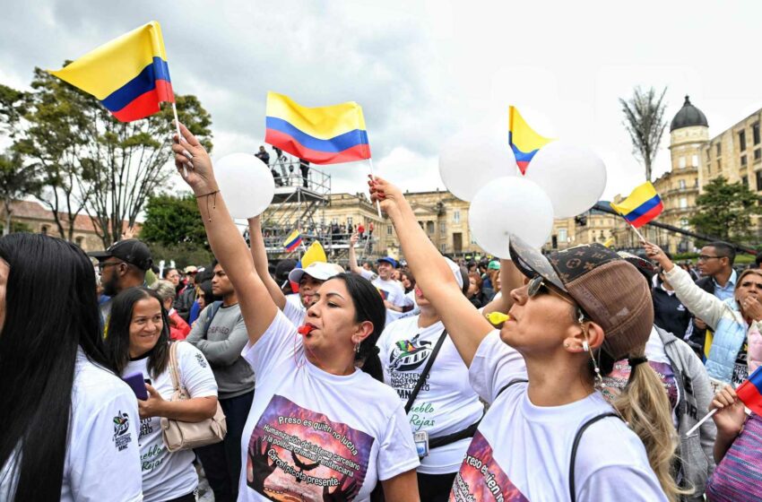  Miles de personas salen a las calles de Colombia en apoyo a las reformas del presidente Petro