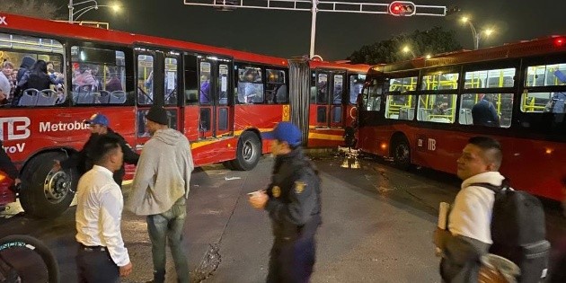  Chocan dos unidades de Metrobús sobre Paseo Reforma en la CDMX; hay varios lesionados