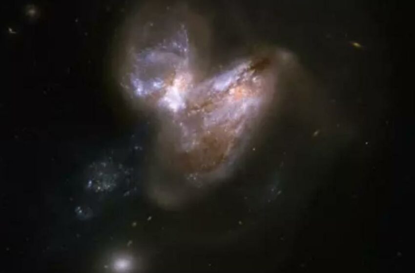  Un agujero negro supermasivo extremo acecha en el borde del universo