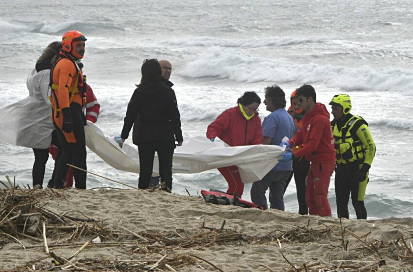  Al menos 34 inmigrantes mueren al hundirse su embarcación en la costa italiana