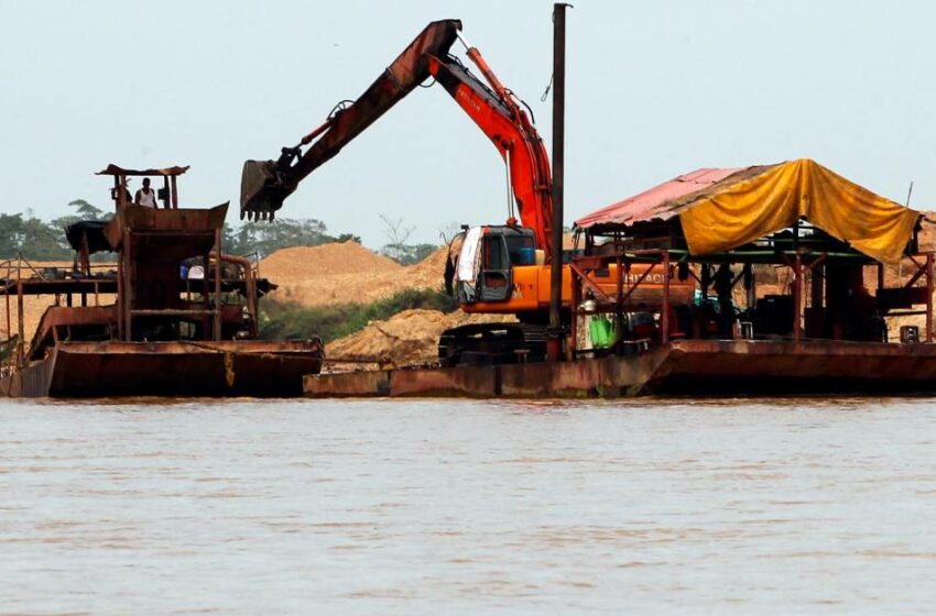  Cientos de mineros del río Nechí salieron a paro y piden garantías para formalizarse