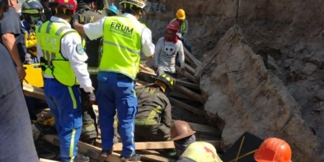  Colapso en excavación de Circuito Interior deja un muerto, en la CDMX