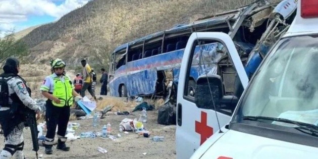  Mueren 17 migrantes en accidente de autobús en Puebla