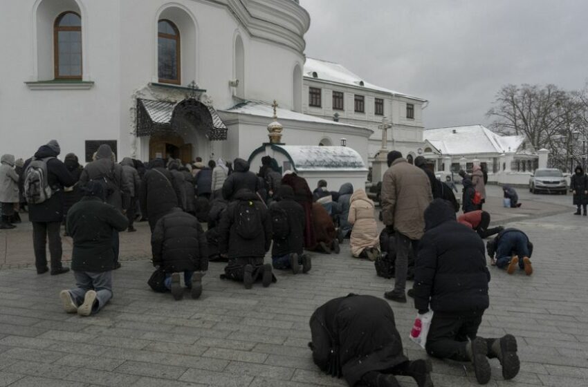  Los monjes del Monasterio de las Cuevas, en Kiev, se niegan a desalojarlo