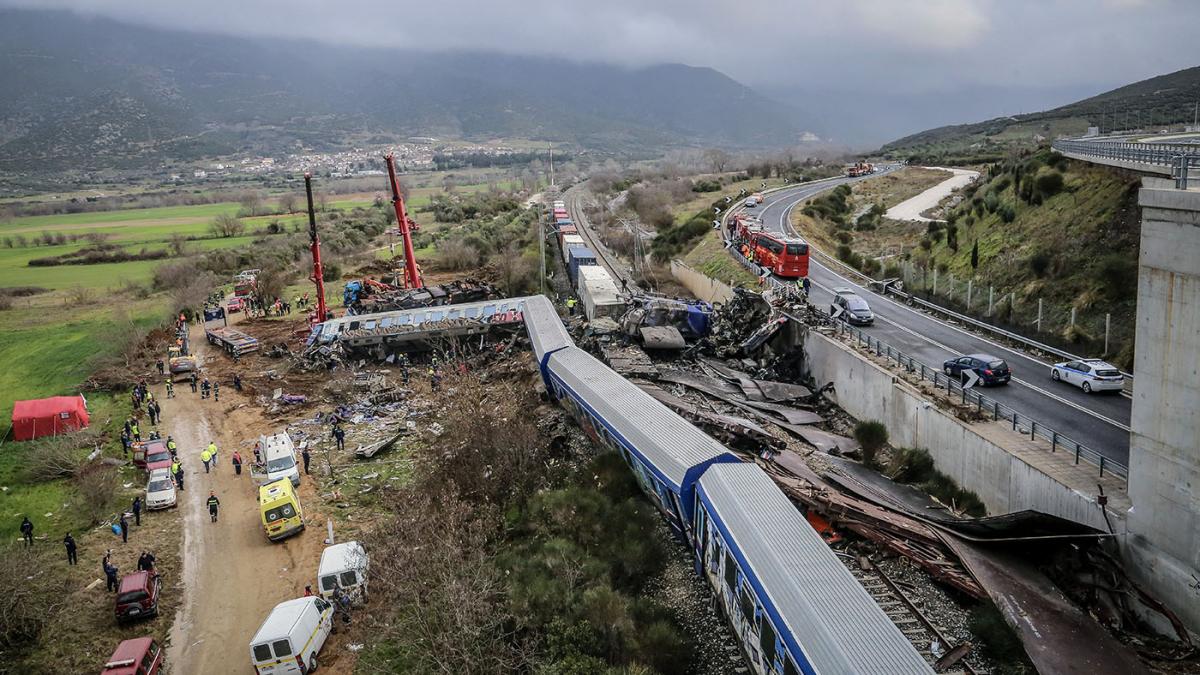 La colisin ocurri entre un tren de pasajeros que viajaba entre Atenas y Tesalnica y un convoy de mercancas Foto AFP