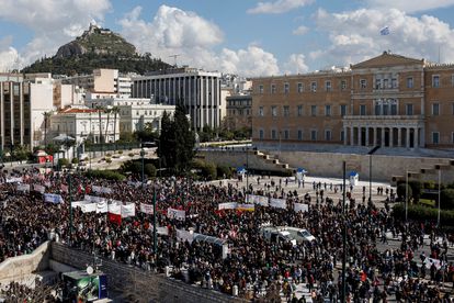 Miles de manifestantes frente al Parlamento griego, este domingo en Atenas.