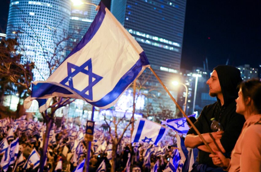  Cientos de miles de israelíes se manifiestan en la décima semana de protestas contra la reforma judicial de Netanyahu