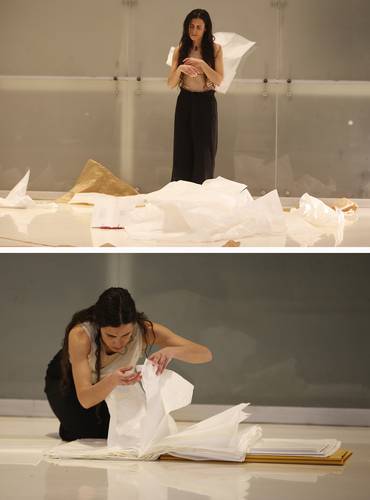  Sabela Mendoza adopta las formas del papel y reinventa su corporalidad