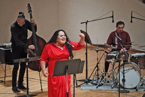  En concierto, Atenea Ochoa lanzó en el Cenart un poderoso mensaje de igualdad