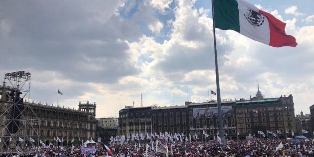  Por mitin de López Obrador, izan bandera monumental frente a Palacio Nacional