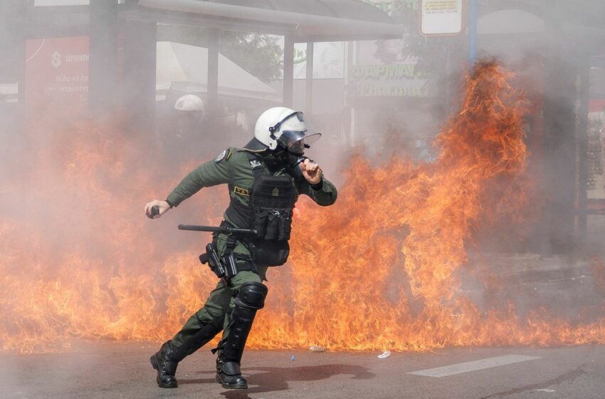  El primer ministro griego pide perdón a las víctimas del accidente ferroviario en medio de nuevas protestas