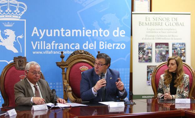El consejero de Cultura (I) unto a la viceconsejera y el alcalde de Villafranca del Bierzo, durante su visita a la localidad.