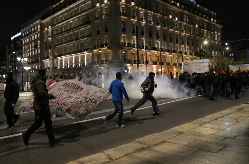  Las protestas por el accidente de tren en Grecia derivan en enfrentamientos con la policía