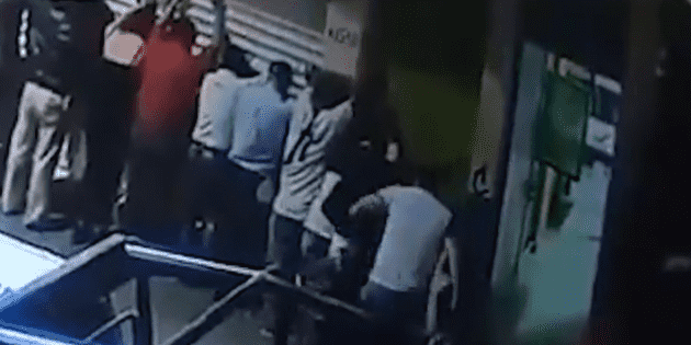  Policías de Celaya permiten a civil golpear a clientes de un bar (VIDEO)