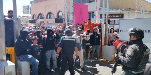  Grupo de migrantes venezolanos intentan cruzar puente internacional en Juárez