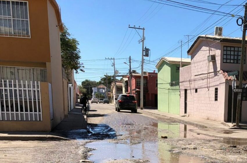  Rodeados de aguas residuales vecinos de la colonia Infonavit en Ciudad Obregón