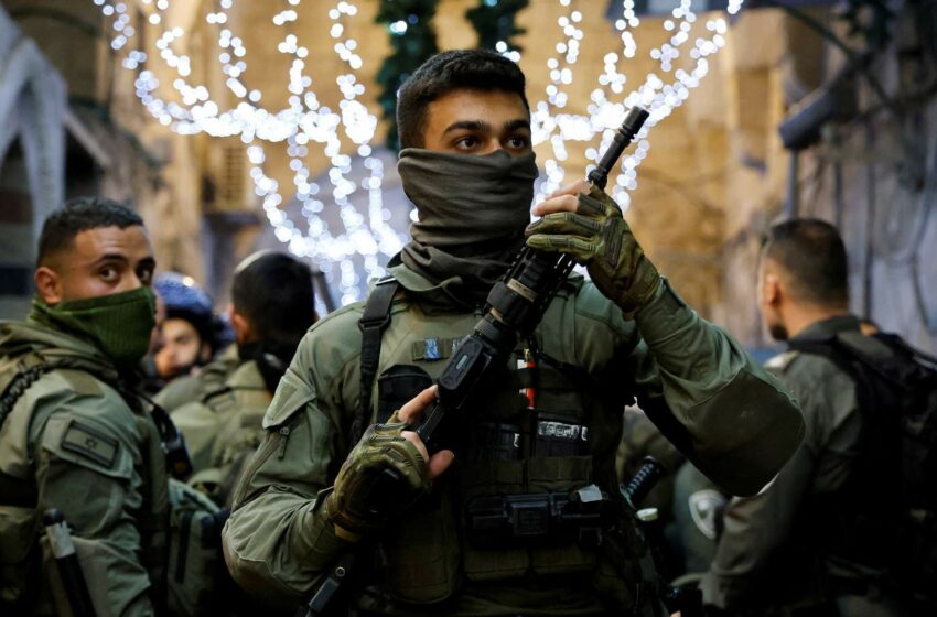  Las fuerzas israelíes irrumpen por segunda noche consecutiva en la mezquita de Al Aqsa