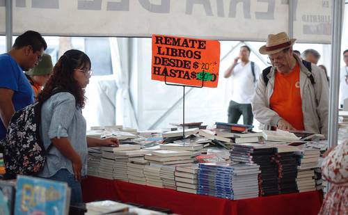  Lectores se apropian de la Plaza de la República