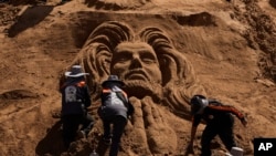 En Fotos | Esculturas de arena reviven la Pasión de Cristo en Bolivia
