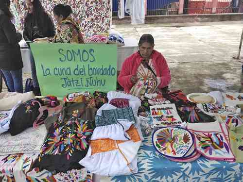  En festival alternativo, artesanos de San Nicolás exigen que se llame jatzis a sus tejidos, no tenangos