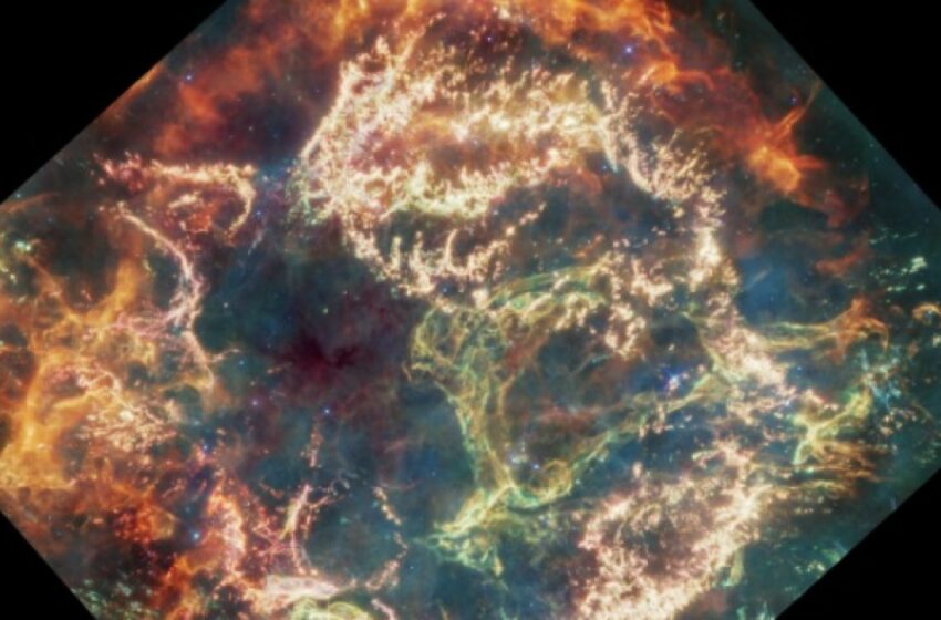  James Webb captura una impresionante imagen del remanente de supernova Cassiopeia A