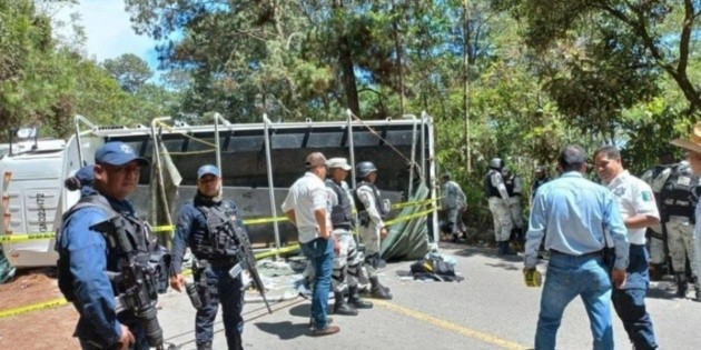  Muere guardia nacional en volcadura; hay 14 heridos, en Oaxaca