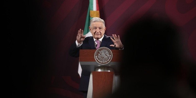  López Obrador revela por qué se la pasa "apagando focos en Palacio Nacional"