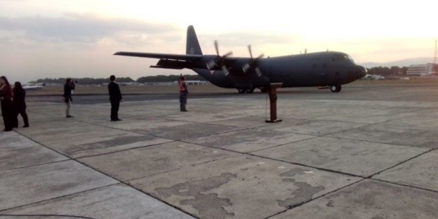  Avión con restos de 17 migrantes fallecidos en incendio llega a Guatemala