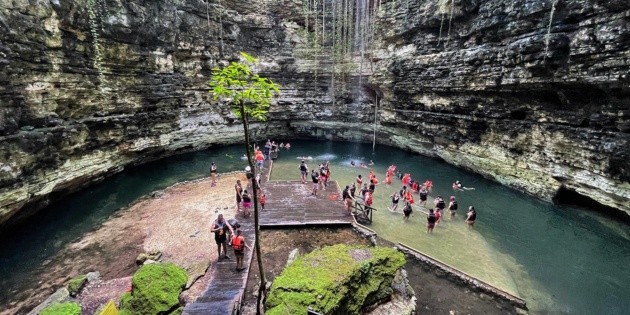  Turistas aprovechan las vacaciones para adentrarse en el mundo de los cenotes