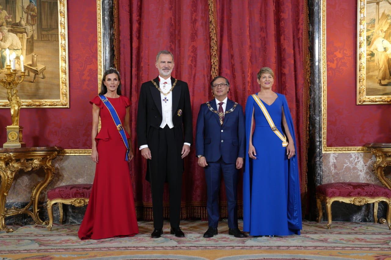 La reina Letizia, el rey Felipe VI, el presidente Petro y la primera dama Verónica Alcocer en la cena de gala ofrecida por lo reyes