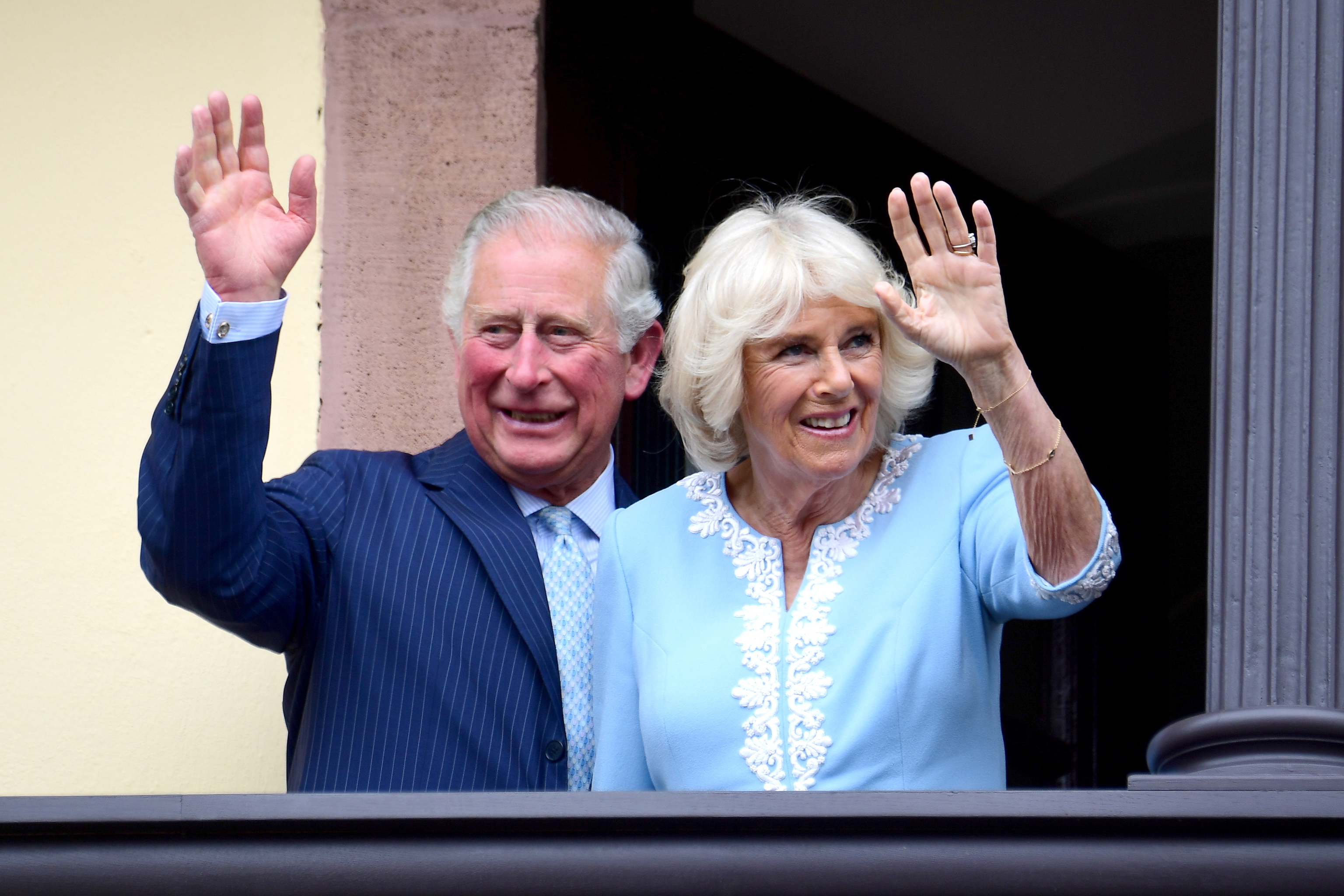 Carlos III y Camila saludando a la gente tras un evento.