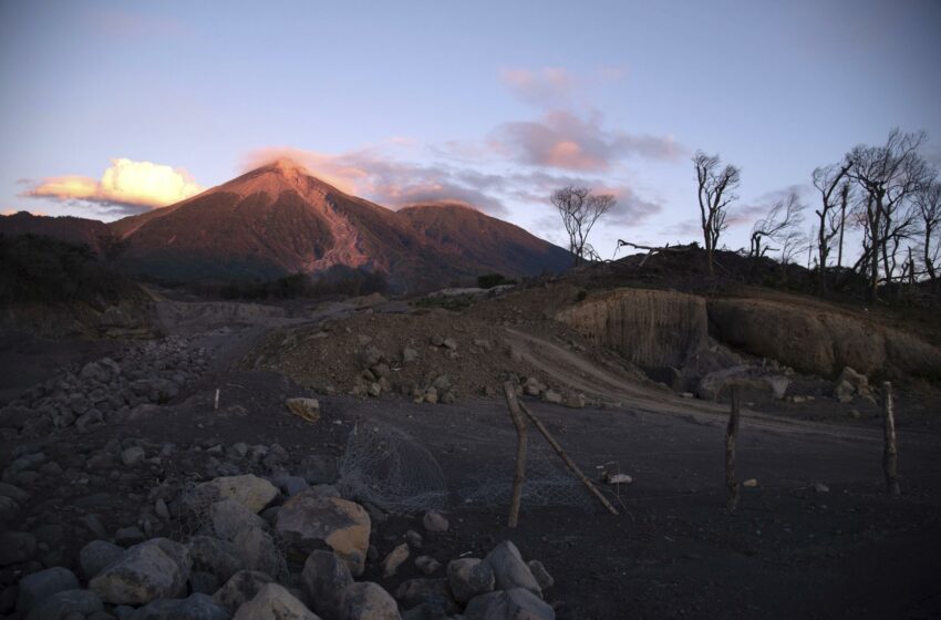  Guatemala: evacuan a dos comunidades por actividad de volcán