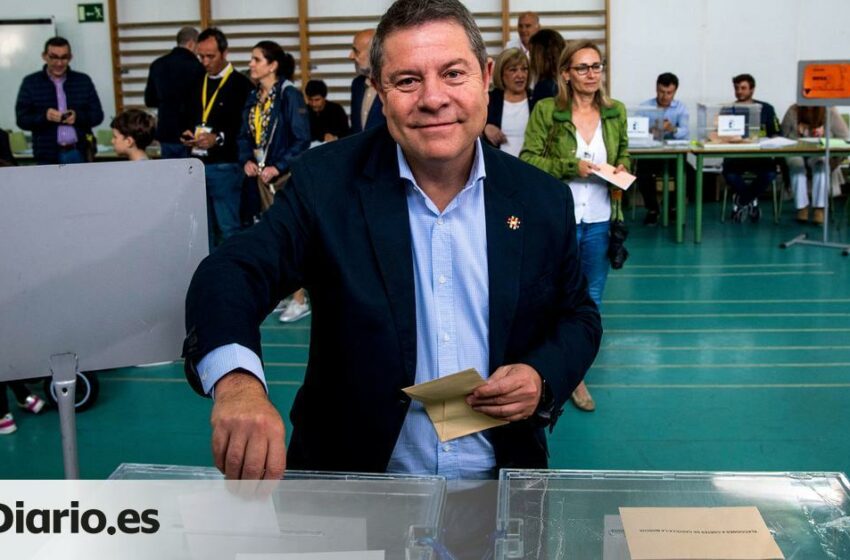  Emiliano García-Page se olvida la cartera con el DNI cuando acude a votar