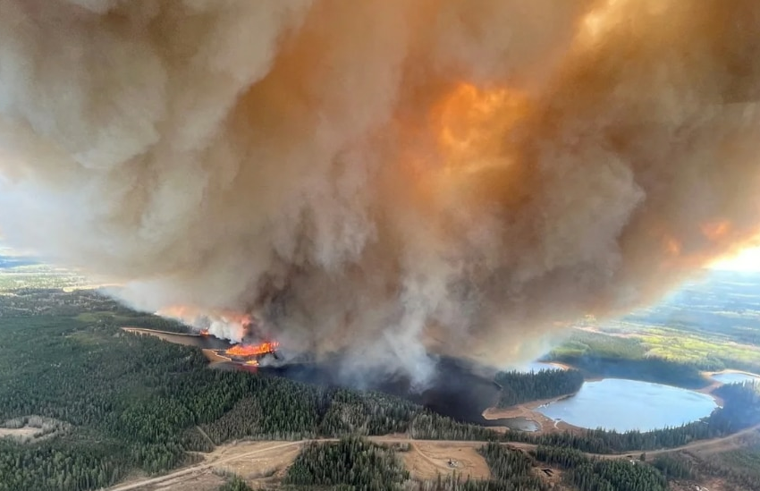  Cerca de 30.000 evacuados por los incendios en Canadá