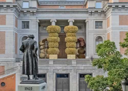  El Museo del Prado convierte una de sus fachadas en puerta barroca