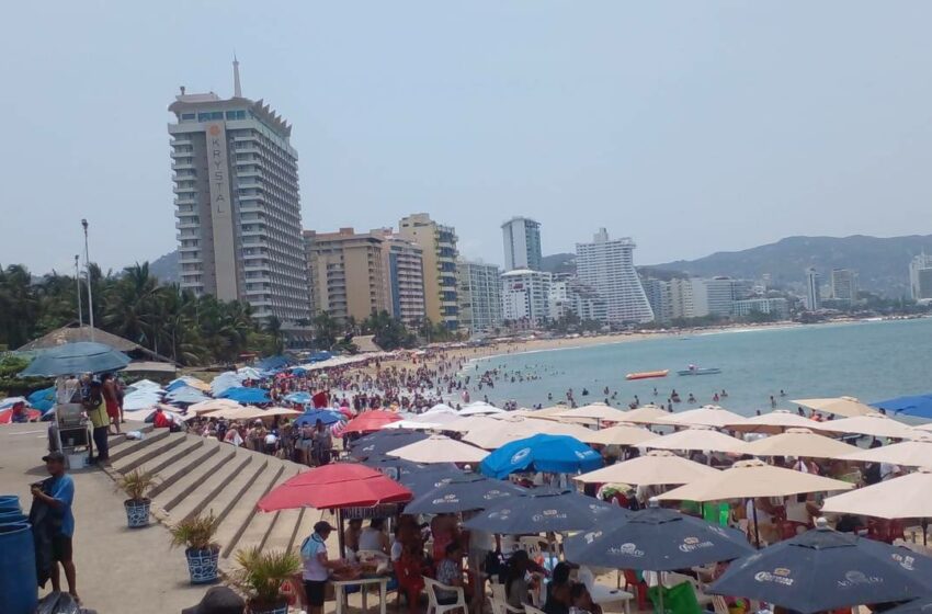  Vendedores ambulantes invaden las playas de Acapulco