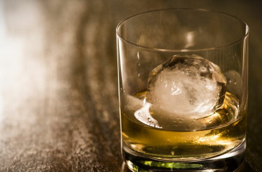  ¿Bebes whisky con agua? Los científicos han encontrado la proporción perfecta